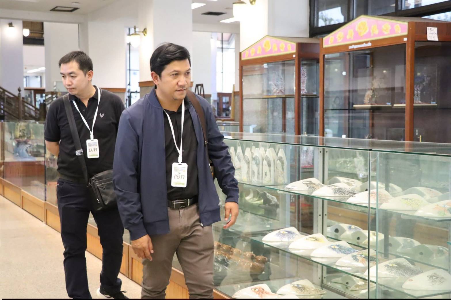 title - นางสาวสิริมา แจ้งกระจ่าง ผู้อำนวยการศูนย์ส่งเสริมและพัฒนาอาชีพเสริมนอกภาคการเกษตร ให้การต้อนรับบุคลากรในโครงการฝึกอบรมเชิงปฏิบัติการ หลักสูตรนักบริหารการชลประทานระดับต้น รุ่นที่ 30 ณ ศูนย์ส่งเสริมและพัฒนาอาชีพเสริมนอกภาคการเกษตร (ศูนย์ศิลปาชีพ บางไทรฯ (เดิม))